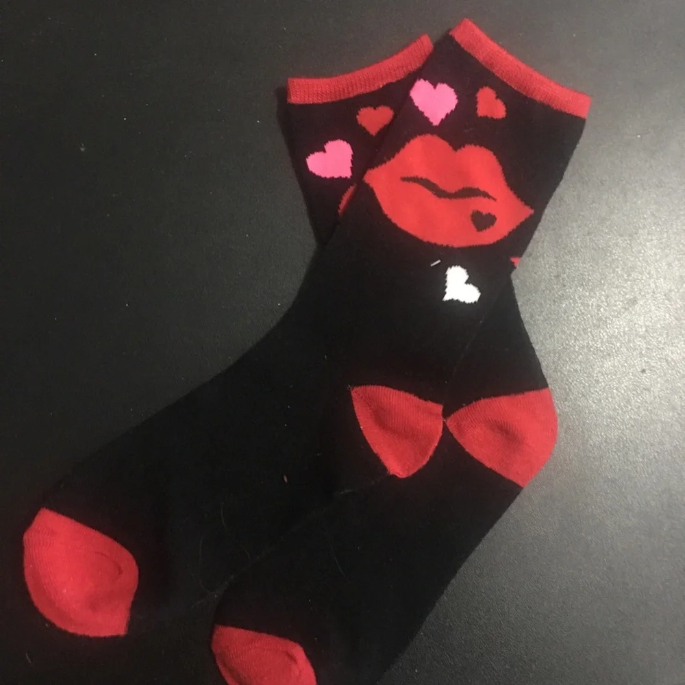 NWT 1 pair of Valentine’s Day socks lips and kisses! 😘 - Picture 2 of 2